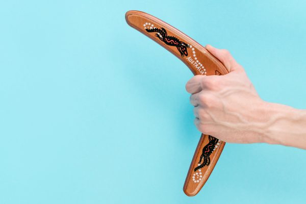Dividi i contatti e aumenta il fatturato! - parte 1 7 wooden boomerang in a man s hand closeup on a blue 2022 08 01 04 54 19 utc