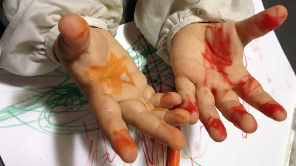 Guida alla grafica aziendale 1: cos’è la visual identity e perché è fondamentale 9 mani bambina sporche di colore