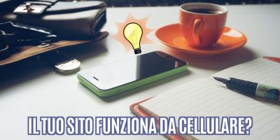 scrivania con cellulare e tazza di caffè